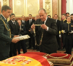 u Majestad el Rey impone a título póstumo el Collar de la Real Orden de Carlos III